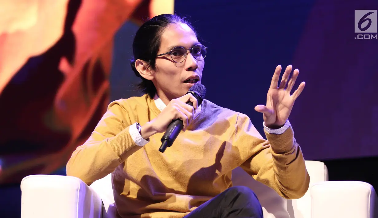 Visinema Picture & Director Wiro Sableng Angga Sasongko saat menjadi pembicara dalam diskusi panel di acara XYZ Day 2018 di The Hall, Senayan City, Jakarta, Rabu (25/4). (Liputan6.com/Herman Zakharia)