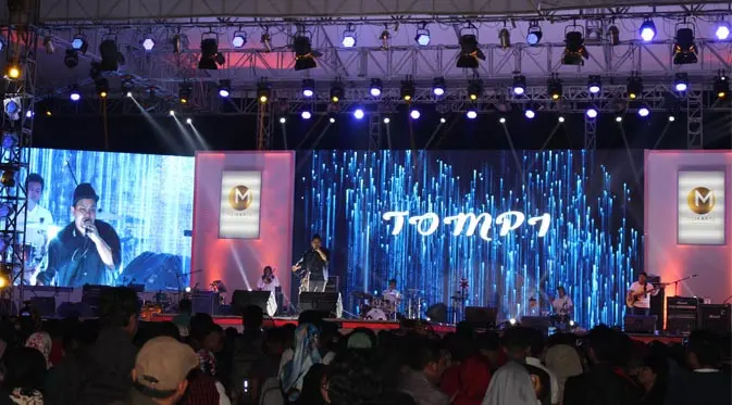 Penyanyi Jazz Indonesia Tompi tampil kalem dalam pagelaran Meikarta Music Festival yang digelar oleh Lippo Group di Central Park Meikarta.