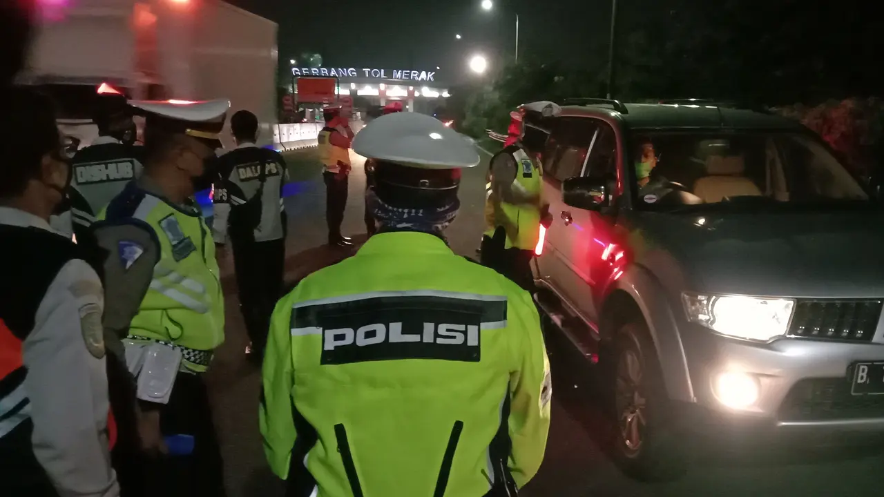 Pihak kepolisian yang berjaga di GT Merak mengaku menjalankan perintah Presiden bahwa mudik dilarang. (Foto: Liputan6.com/Yandhi Deslatama)