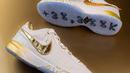 Sebagian besar permukaan dasar sepatu memiliki motif kulit buaya dalam warna putih. Artikel ini telah tayang di Kompas.com dengan judul "LeBron James Cetak Poin Terbanyak NBA, Nike Buat Sepatu Khusus". [Foto: Nike.dok]