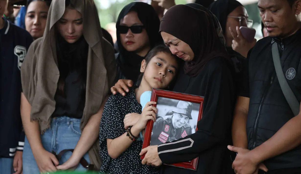 Pemakaman dihadiri oleh sejumlah keluarga dekat dan kerabat. Tampak dalam foto, istri Gary Iskak, Richa Novisha memeluk anaknya saat berada di dekat pusara sang suami di Taman Pemakaman Umum (TPU) Tanah Kusir, Jakarta Selatan, Sabtu (29/11/2025). (Kapanlagi.com/Budy Santoso)