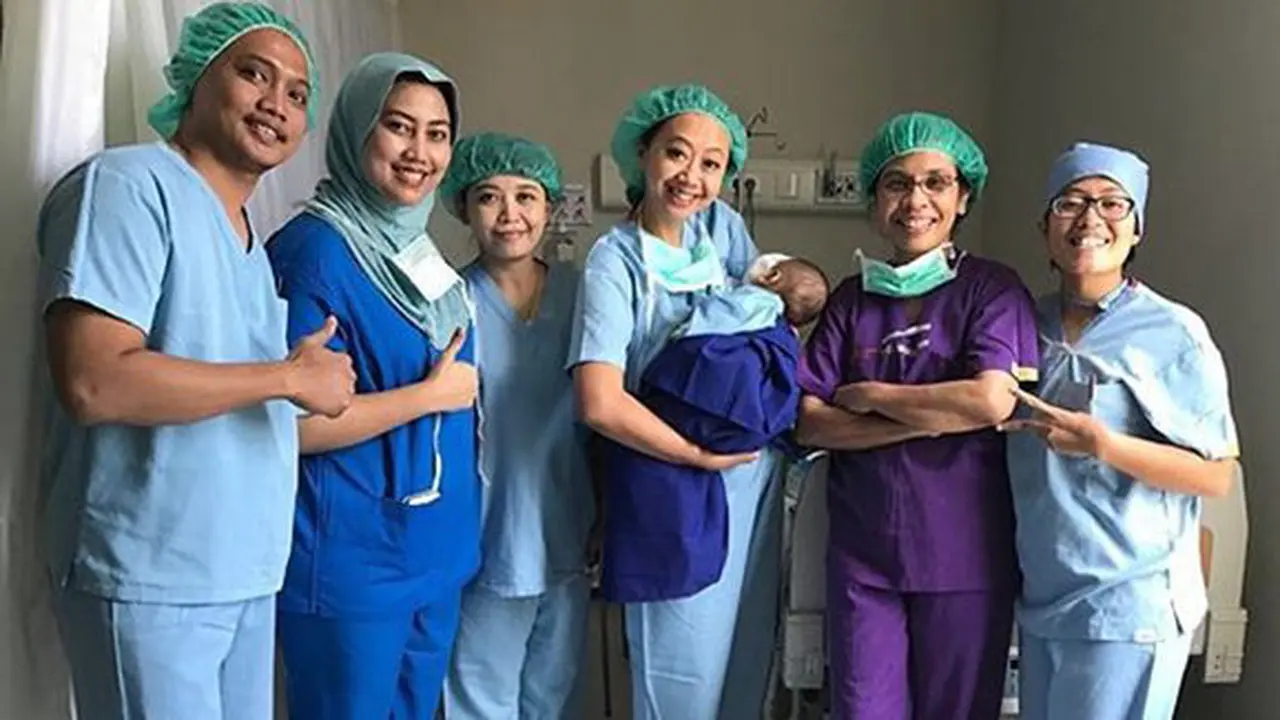 Anak kedua Asri harus menjalani operasi katarak/copyright: instagram asri welas