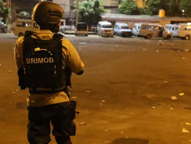 Polisi menjaga lokasi ledakan kedua di dekat toilet umum di Terminal Kampung Melayu, Jakarta, Rabu (24/5). (Liputan6.com/Angga Yuniar)