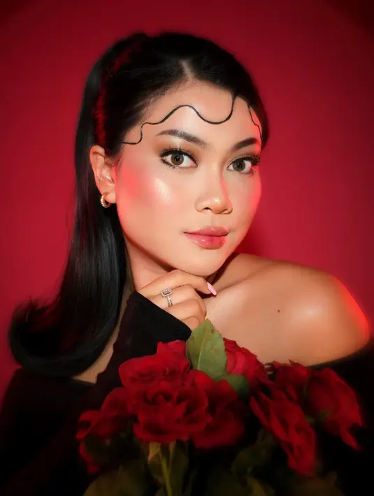 Dengan sapuan tangannya, Hanum sukses membuat tampilan dewy makeup yang elegan.