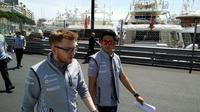 Rio Haryanto bersama race engineer Manor Racing, Joshua, saat melakukan track walk di Sirkuit Monako, Rabu (25/5/2016). (Rio Haryanto Media)