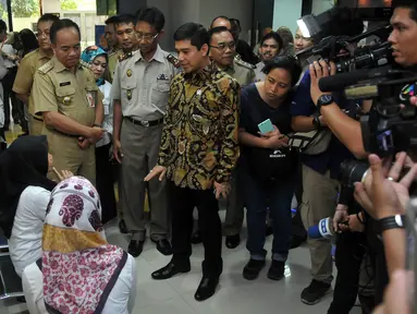 MenPANRB Yuddy Chrisnandi berbincang dengan pengunjung saat melakukan Inspeksi Mendadak (sidak) di Pertanahan Jakarta Timur, Senin (11/7). Menpan RB juga melakukan sidak ke tempat-tempat pelayanan publik. (Liputan6.com/Johan Tallo)