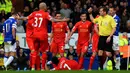Luis Suarez terbaring setelah dilanggar pemain Everton pada pertandingan sepak bola Liga Inggris antara Everton melawan Liverpool di Goodison Park, Liverpool, Sabtu (23/11/2013). (AFP/Paul Ellis).