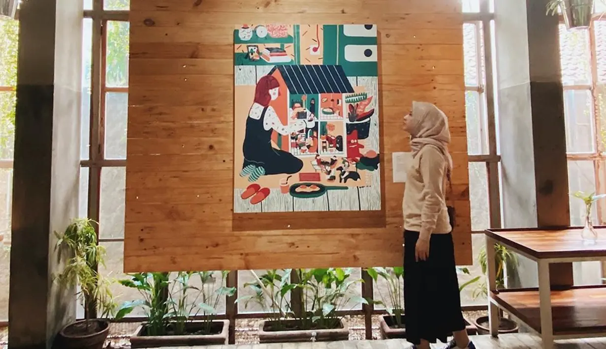 Natasha Rizky memang kerap meluangkan waktunya dengan nongkrong di berbagai kafe yang instagramable. Ia kerap mengabadikan penampilannya dengan lukisan-lukisan yang ada di kafe. Gayanya yang stylish membuat Natasha Rizky terlihat begitu memukau. (Liputan6.com/IG/@natasharizkynew)