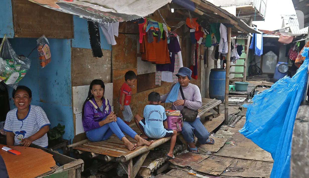 Aktivitas warga di kawasan Kampung Tembok, Muara Angke, Jakarta Utara, Rabu (4/3/2020). Kini warga yang tinggal di Kampung Tembok harus bisa membiasakan diri tinggal di wilayah tanpa saluran pembuangan yang layak. (Liputan6.com/Herman Zakharia)