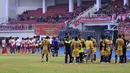 Pemain Mitra Kukar dan PSM Makassar saat water break dalam partai Piala Presiden 2015 antara Mitra Kukar melawan PSM di Stadion Aji Imbut, Tenggarong, Sabtu (19/9/2015). (Bola.com/M. Ridwan)