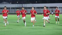 Pemain Timnas Indonesia saat sesi latihan jelang lawan Bahrain di Stadion Madya, Jakarta, Minggu (23/3/2025). (Bola.com/M Iqbal Ichsan)