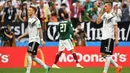 Gelandang Jerman, Marco Reus dan Julian Draxler, tampak kecewa usai dikalahkan Meksiko pada laga Grup F Piala Dunia di Stadion Luzhniki, Moskow, Minggu (17/6/2018). Jerman kalah 0-1 dari Meksiko. (AP/Victor Caivano)