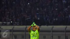 Kiper I Made Wirawan menengadah ke atas saat Persib memastikan unggul 1-0 atas PBFC di laga lanjutan Turnamen Piala Bhayangkara di Stadion Si Jalak Harupat, Bandung, Minggu (20/3/2016). Persib unggul 1-0 atas PBFC. (Liputan6.com/Helmi Fithriansyah)