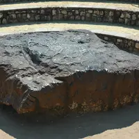 Aneh tapi nyata! Bongkahan yang dicurigai meteor menghantam seorang supir bus malang di India hingga tewas.