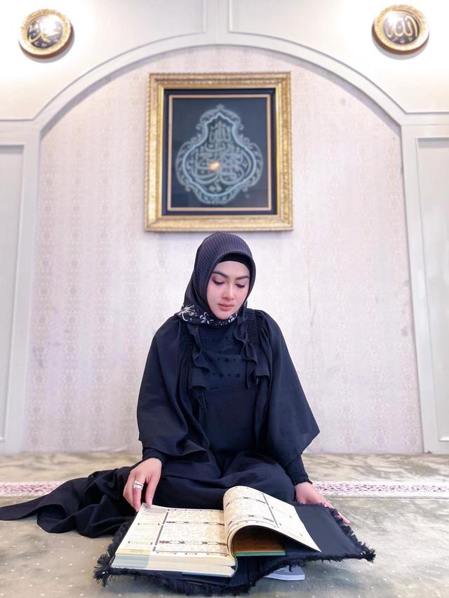 Pakai Hijab, Ini 6 Potret Terbaru Syahrini Usai Pulang dari Jepang yang Curi Perhatian