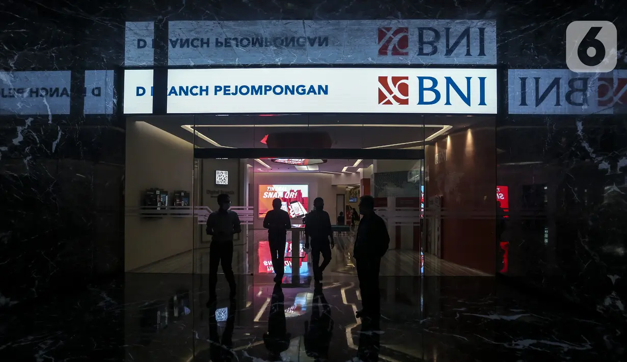 Suasana salah satu kantor cabang digital Bank BNI di Jakarta, Rabu (30/12/2020). Meningkatnya nilai transaksi ekonomi digital Indonesia praktis membuat industri perbankan bersiap diri untuk menggenjot pengembangan sistem digital ke depan. (Liputan6.com/Johan Tallo)