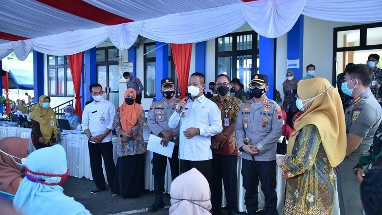 Vaksinasi untuk pelaku UMKM di di Dinas Tenaga Kerja dan Koperasi, Usaha Kecil dan Menengah Kabupaten Kebumen, Rabu (25/8/2021). (Foto: Liputan6.com/Humas Polres Kebumen)