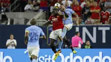 Duel Romelu Lukaku dan pemain Manchester City, Nicolas Otamendi (kanan) pada laga International Champions Club di NRG Stadium, Houston, (20/7/2017). MU menang 2-0. (AFP/Aaron M. Sprecher)