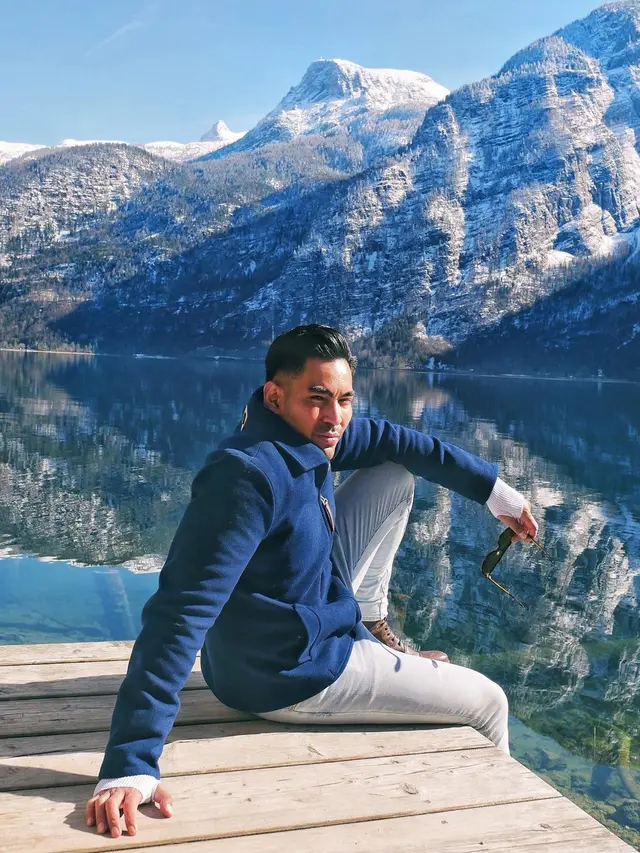 Robby Purba liburan di Austria dan Swiss, pertama kali lihat hujan salju (Foto: Instagram robbypurba)