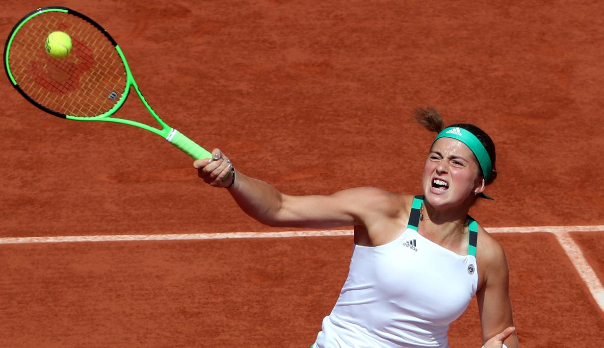 Petenis putri Latvia, Jelena Ostapenko, saat pertandingan melawan petenis Swiss, Timea Bacsinszky di semifinal Prancis Terbuka di Roland Garros, Paris Jumat (9/6/2017). Jelena Ostapenko menang dengan skor 7-6(4), 3-6, 6-3. (EPA/Tatyana Zenkovich)