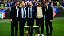 Dari kiri: Dario Baccin, Piero Ausilio, Giuseppe "Beppe" Marotta, pelatih Inter Milan asal Rumania, Cristian Chivu, dan Javier Zanetti berpose dengan kedua trofi Piala Italia dan scudetto ke-21 di stadion San Siro setelah pertandingan Serie A Italia antara Inter Milan dan Hellas Verona di Milan, pada 17 Mei 2026. (Marco BERTORELLO/AFP)