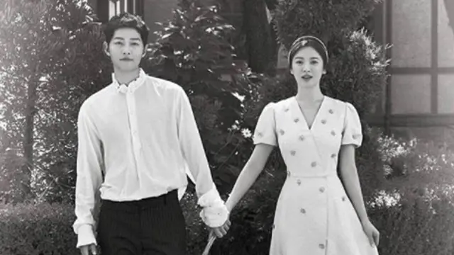 [Bintang] Kemesraan Song Joong Ki dan Song Hye Kyo di Konser IU