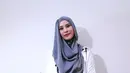 "Ini enaknya bisnis sama keluarga, jadi ketemu mulu. Biasanya kan kalau sudah berkeluarga jadi jarang ketemu, tapi kami kan enggak. Dengan adanya bisnis keluarga, malah sering ketemu," kata pemilik brand hijab Mecchanism. (Adrian Putra/Bintang.com)