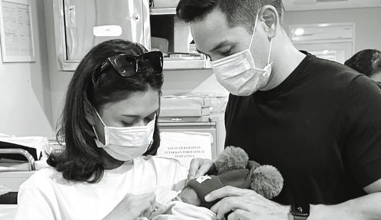 Dalam perpisahan penuh haru tersebut, Nana Mirdad terlihat menggendong sang bayi dan di sampingnya berdiri suami tercinta, Andrew White. Di rumah barunya nanti, Nana berharap Bella bisa dirawat, disayang dan bermain dengan banyak teman. Meski pertemuannya singkat, kenangan kebersamaannya akan melekat seumur hidup di hati. (Liputan6.com/IG/@nanamirdad_)
