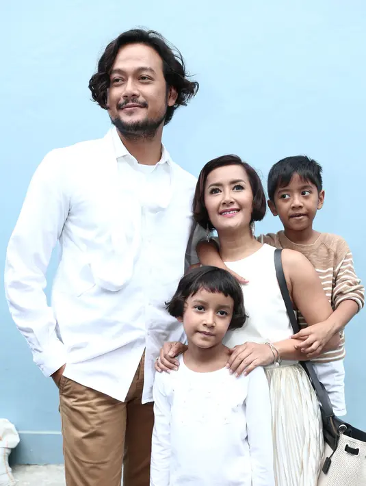 4 November 2007 Dwi Sasono resmi mempersunting personel grup vokal Widi Mulia alias Widi Be3. Dari pernikahannya pasangan ini telah dikaruniai tiga orang anak. (Galih W. Satria/Bintang.com)