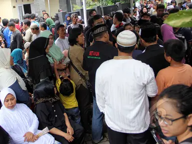 Ratusan warga berdatangan ke rumah duka Jl.Daman I No.39, Bambu Apus, Jaktim, setelah mendengar kabar Mpok Nori meninggal dunia, Jakarta, Jumat (3/4/2015). (Liputan6.com/Helmi Afandi)