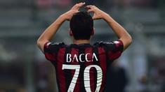 Carlos Bacca melakukan rabona kick untuk mencetak gol indah kala AC Milan melawan Carpi dalam Coppa Italia, Kamis (14/1/2016) dini hari WIB. AC Milan menang 2-1 dan melaju ke babak selanjutnya.