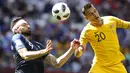 Striker Prancis, Olivier Giroud, duel udara dengan pemain Australia, Trent Sainsbury, pada laga Piala Dunia di Kazan Arena, Sabtu (16/6/2018). Prancis menang 2-1 atas Australia. (AP/Darko Bandic)