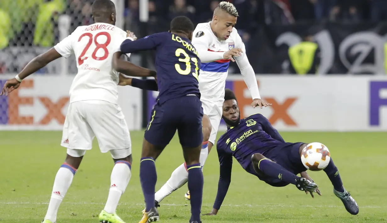 Para pemain Lyon dan Everton berebut bola pada laga grup E Europe League di Groupama Stadium, Lyon, (2/11/2017). Everton kalah 0-3. (AP/Laurent Cipriani)