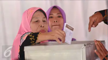 Warga memasukkan surat suara Pilkada DKI Jakarta putaran 2 di TPS 027 Kebagusan, Jakarta, Rabu (19/4). (Liputan6.com/Helmi Fithriansyah)
