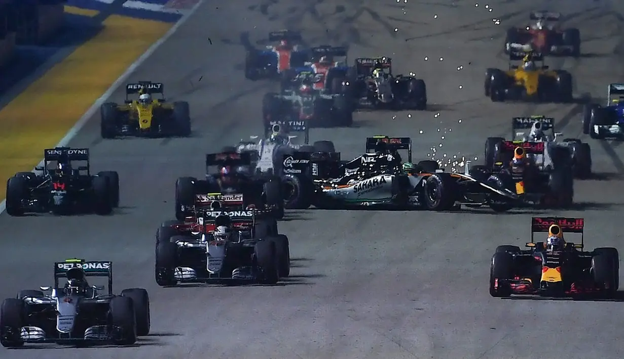 Pebalap Force India, Nico Hulkenberg, terlibat tabrakan saat start F1 GP Singapura, Minggu (18/9/2016). (AFP/Mohd Rasfan)
