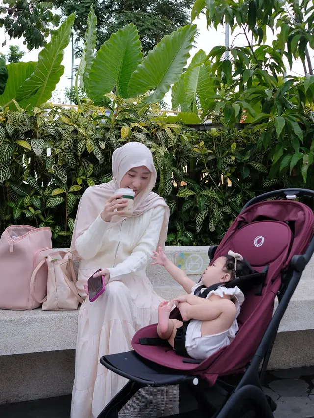 6 Gaya Outfit Larissa Chou saat Momong Anak Kedua, Tetap Modis dan Anggun