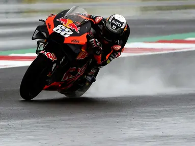 Pembalap MotoGP dari tim Red Bull KTM Factory Racing, Miguel Oliveira saat memacu motornya di lintasan Pertamina Mandalika International Street Sirkuit, Nusa Tenggara Barat, Minggu (20/3/2022). Miguel Oliveira menempati podium utama ajang MotoGP Mandalika. (Liputan6.com/Helmi Fithriansyah)