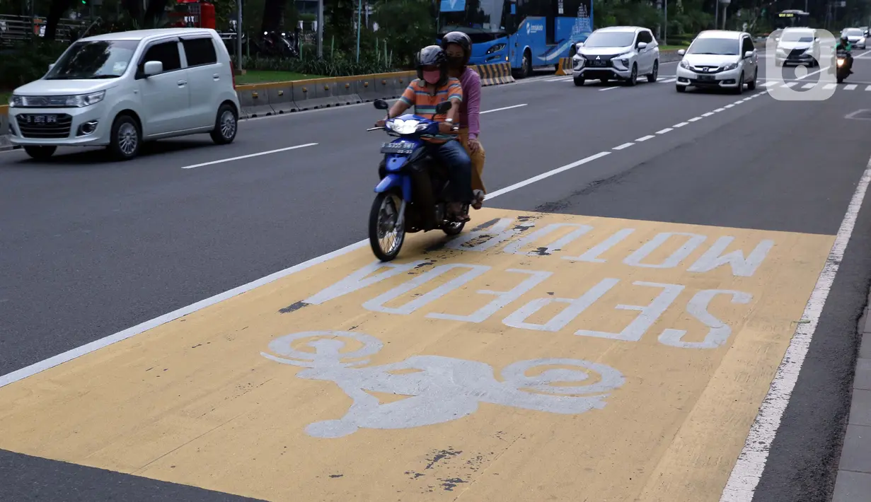 Pengendara melintasi kawasan Jalan Medan Merdeka Barat, Jakarta, Sabtu (6/6/2020). Pemprov DKI Jakarta mengeluarkan Pergub nomor 51 Tahun 2020 yang didalamnya mengatur pembatasan kendaraan dengan rekayasa ganjil-genap untuk sepeda motor dan mobil. (Liputan6.com/Helmi Fithriansyah)