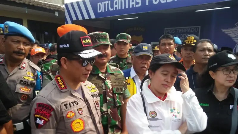 Kapolri Jenderal Pol Tito Karnavian bersama sejumlah pejabat negara mengunjungi Pos Polisi Cikopo, Minggu (10/6/2018)