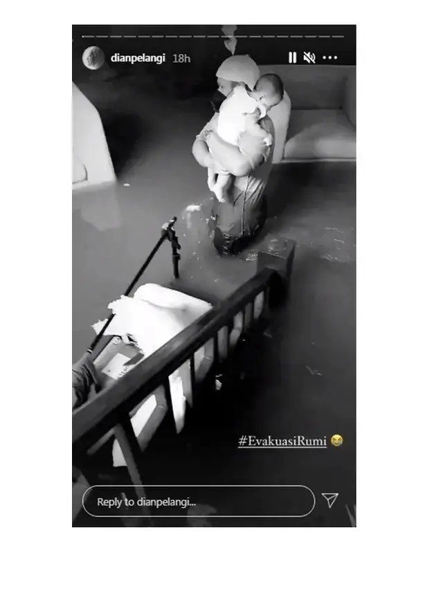 6 Seleb ini rumahnya pernah kebanjiran, Baim Wong santai santap sahur saat air menggenangi rumah