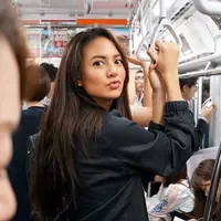 Pemilik nama lengkap Aurélie Alida Marie Moeremans selalu berpenampilan simple namun keren di setiap gaya OOTD nya. Termasuk saat ia naik fasilitas umum seperti naik kereta, gaya penampilannya sangat menarik untuk dilihat.  (Liputan6.com/IG/@aurelie)