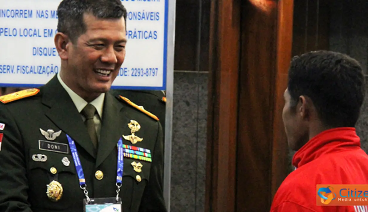 Citizen6, Brazil: Komandan  Kontingen Atlet TNI Brigadir Jenderal  TNI Doni Monardo memberikan  apresiasi berupa hadiah  kepada para atlet yang berprestasi  pada Olimpiade Militer Dunia ke-5 di Brazil, Minggu (25/7). (Pengirim: Hartono Tono)