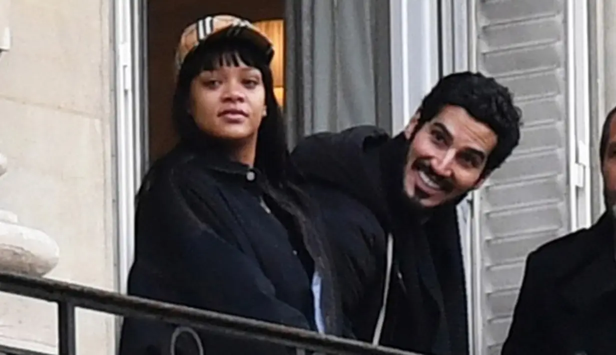 Sempat dikabarkan putus, ternyata keduanya masih saling berhubungan dan bahkan liburan bareng. (OK! Magazine)