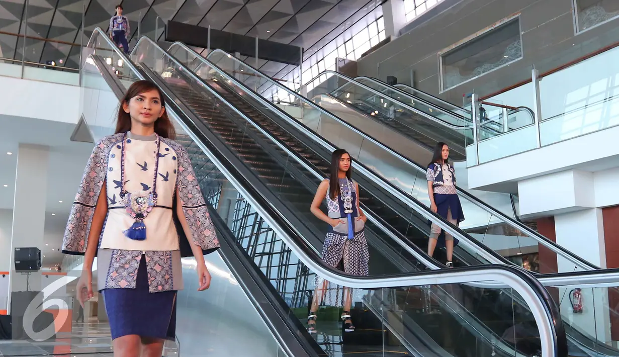 Model memeragakan busana sejumlah desainer di Terminal 3 Ultimate Bandara Soekarno Hatta, Tangerang, Banten, Rabu (20/7). Fashion show tersebut di adakan sebagai ajang promosi T3 Ultimate. (Liputan6.com/Angga Yuniar)