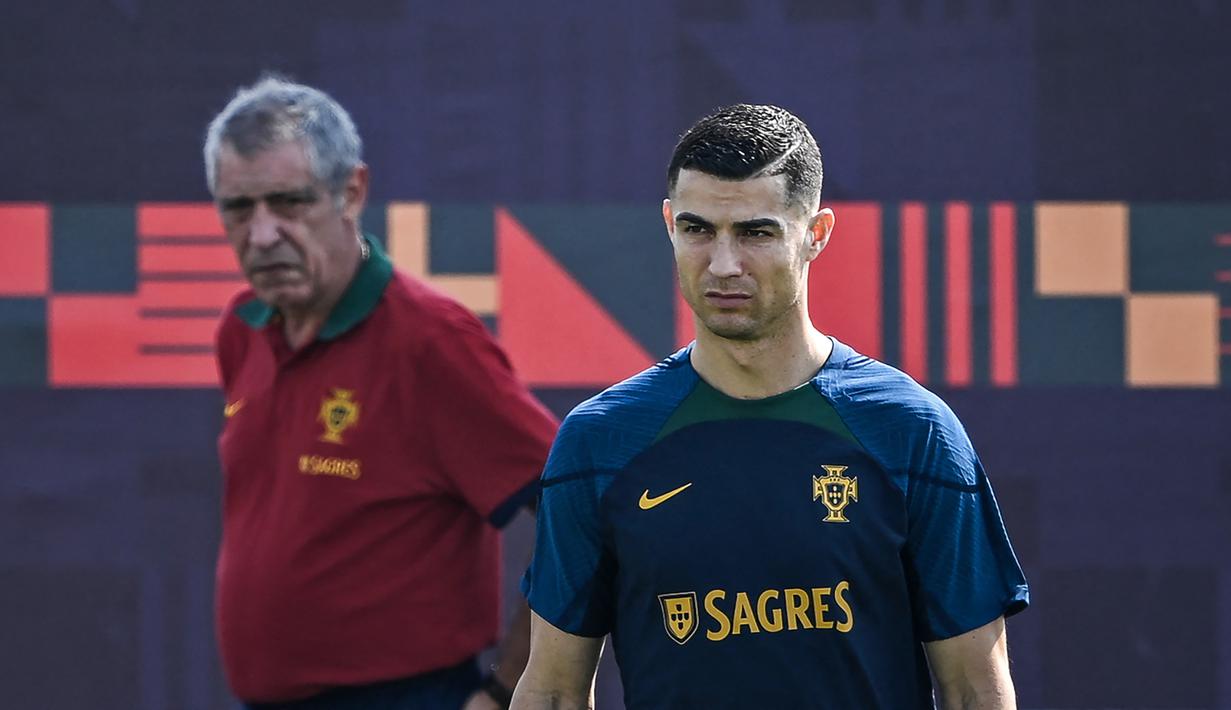 Seusai wawancara panasnya yang menyudutkan Manchester United, Cristiano Ronaldo benar-benar fokus menanggalkan masalah tersebut untuk lebih berkonsentrasi bersama skuad Portugal di Piala Dunia 2022 Qatar. (AFP/Patricia De Melo Moreira)