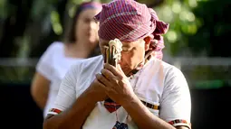 Masyarakat adat berpartisipasi dalam upacara memperingati Hari Internasional Masyarakat Adat Sedunia, di El Llanito, di Izalco, 70 km barat San Salvador (9/8/2022). Hari Internasional Masyarakat Adat Sedunia dirayakan pada 9 Agustus setiap tahun untuk meningkatkan kesadaran dan melindungi hak-hak populasi masyarakat adat dunia.  (AFP/Sthanly Estrada)