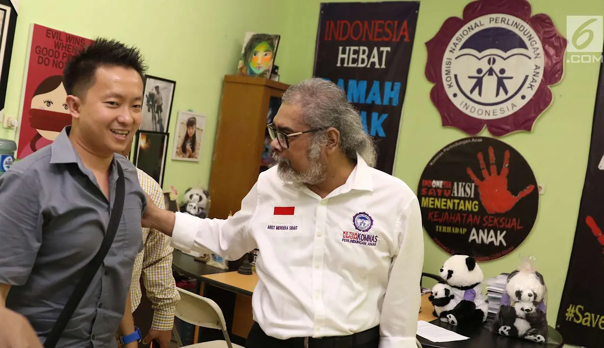 Pria yang diduga menendang anak dalam insiden ayunan di Kelapa Gading, Jonathan menyambangi kantor Komnas PA di Jakarta, Senin (30/4). Pertemuan tersebut dalam rangka mengklarifikasi serta meminta mediasi dari Komnas PA. (Liputan6.com/Immanuel Antonius)