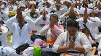 Umat Hindu memanjatkan doa saat menggelar ritual Melasti di Bali, Senin (4/3). Tradisi yang ada sejak Kerajaan Hindu Majapahit ini merupakan rangkaian dari perayaan Hari Raya Nyepi. (AP Photo/Firdia Lisnawati)