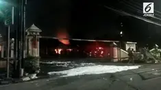 Polsek Ciracas diserang dan dibakar sekelompok orang. Diduga kejadian tersebut buntut dari pengeroyokan sejumlah juru parkir pada anggota TNI.