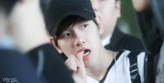 Saat gugup, Baekhyun EXO selalu mengigit jarinya. Akan tetapi menurut penggemarnya, ini merupakan kebiasaan yang lucu. (Foto: koreaboo.com)